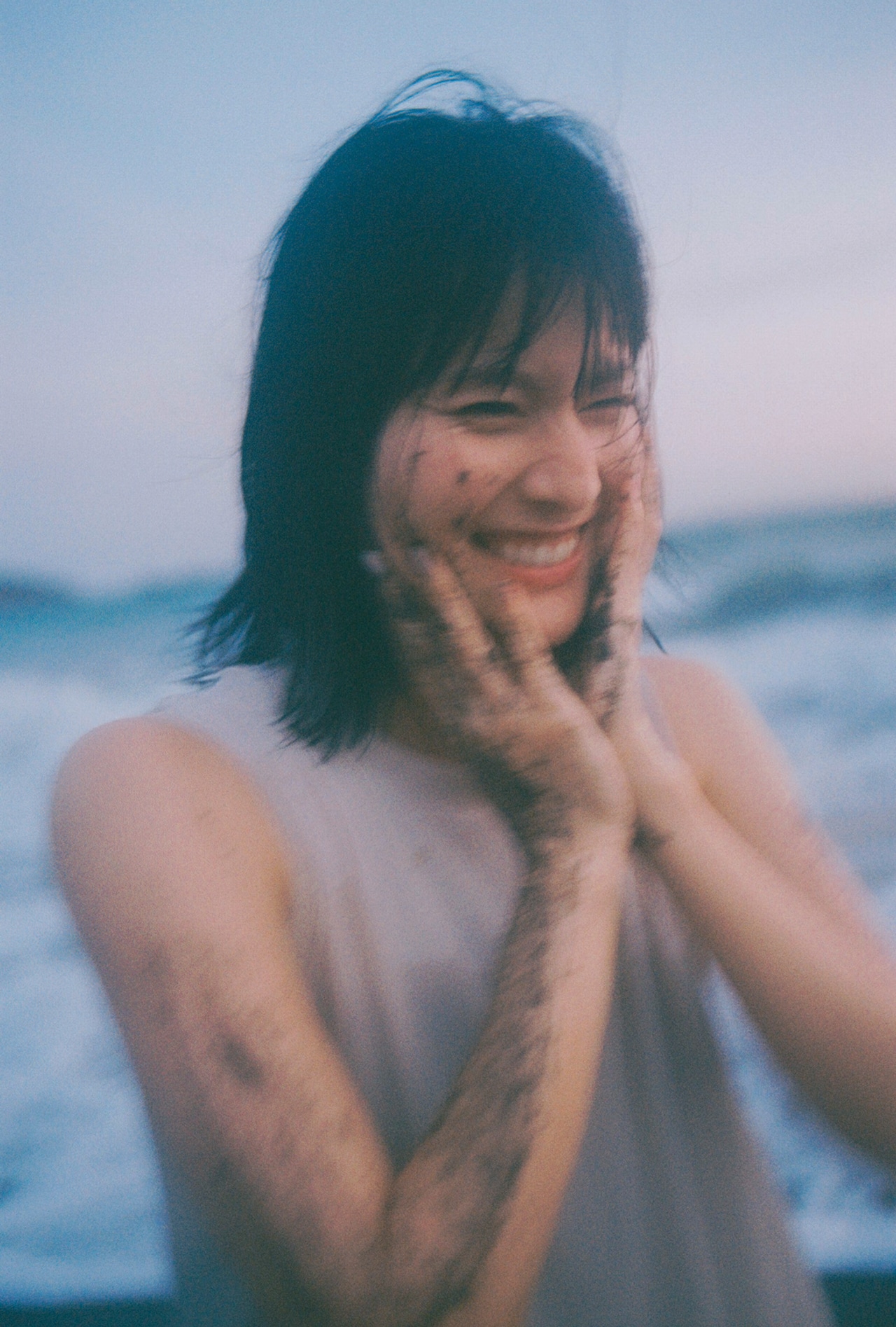 橋本愛、20代ラスト写真集で冬は金髪・夏は夜の海に飛び込む　書き下ろしエッセイも