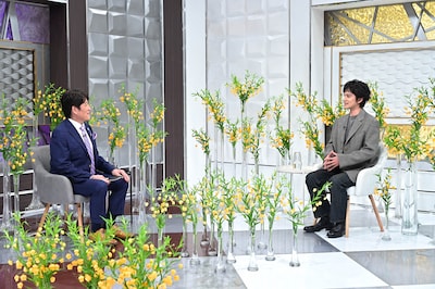 「日曜日の初耳学」のコーナー「インタビュアー林修」での林修（左）、北村匠海（右）