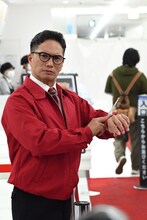 中学教師・甘利田幸男になりきって観客を出迎える市原隼人