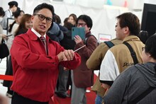 声を枯らして挨拶し、観客を出迎える市原隼人