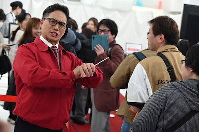 声を枯らして挨拶し、観客を出迎える市原隼人