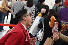 観客の応援グッズに反応する市原隼人