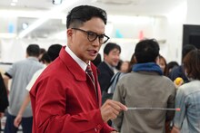 「おいしい給食 炎の修学旅行」初日舞台挨拶で、中学教師・甘利田幸男になりきって観客を出迎える市原隼人