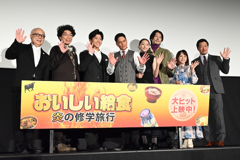 「おいしい給食 炎の修学旅行」初日舞台挨拶の様子。左から小堺一機、片桐仁、田澤泰粋、市原隼人、武田玲奈、栄信、いとうまい子、綾部真弥