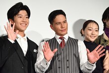 「おいしい給食 炎の修学旅行」初日舞台挨拶の様子。左から田澤泰粋、市原隼人、武田玲奈