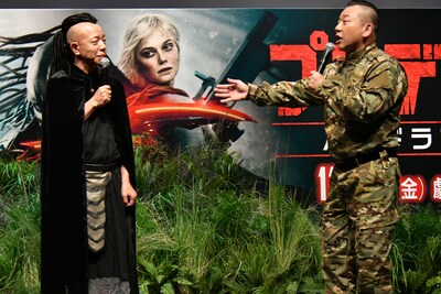 映画「プレデター：バッドランド」サバイバルイベントに登壇したバイきんぐの小峠英二（左）と西村瑞樹（右）