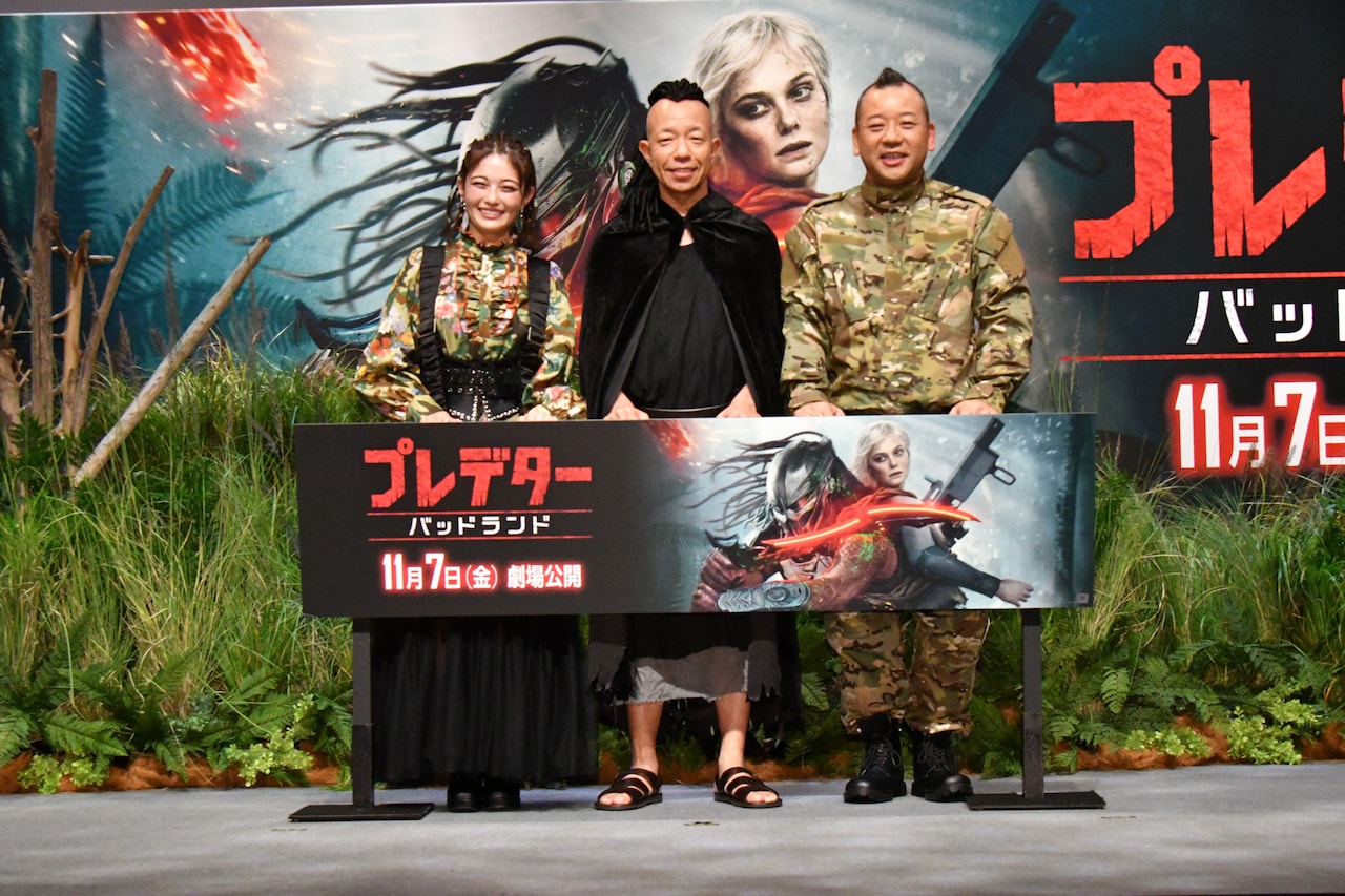 映画「プレデター：バッドランド」サバイバルイベントの様子。左から井上咲楽、小峠英二、西村瑞樹