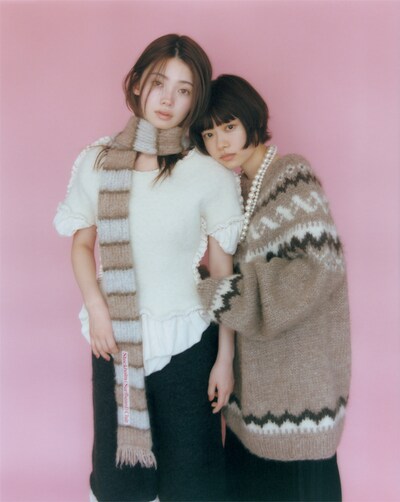 「装苑」2025年12月号より、左から南琴奈、杉咲花（撮影：ニコ・ペレズ）