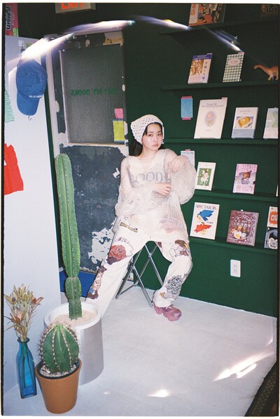 「装苑」2025年12月号より、山田杏奈（撮影：松岡一哲）