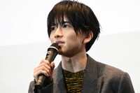 「ミーツ・ザ・ワールド」公開記念舞台挨拶に登壇した板垣李光人。役作りのためにホストクラブでリサーチしたという