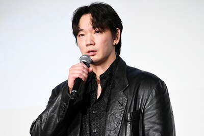 映画「愚か者の身分」公開記念舞台挨に登壇した綾野剛