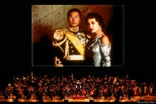 「ラストエンペラー シネマ・コンサート」のイメージ。スクリーンに映し出されているのはジョン・ローン演じる清朝最後の皇帝・愛新覚羅溥儀（左）とジョアン・チェン演じる皇后・婉容（右）