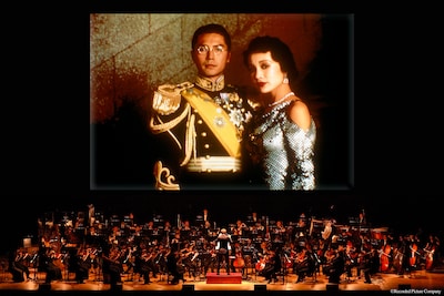 「ラストエンペラー シネマ・コンサート」のイメージ。スクリーンに映し出されているのはジョン・ローン演じる清朝最後の皇帝・愛新覚羅溥儀（左）とジョアン・チェン演じる皇后・婉容（右）