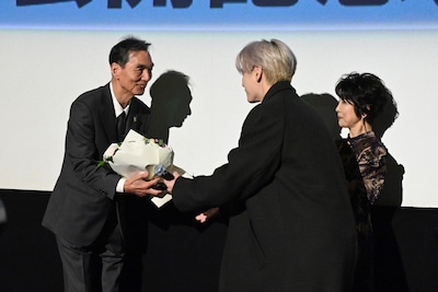第17回TAMA映画賞で最優秀男優賞を受賞した長塚京三（左）にサプライズでお祝いの花束を渡す豆原一成（中央）