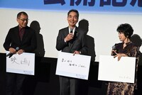 「最近、私を幸せにしてくれるものは？」に対する長塚京三（中央）の回答に、登壇者たちが笑顔を浮かべる