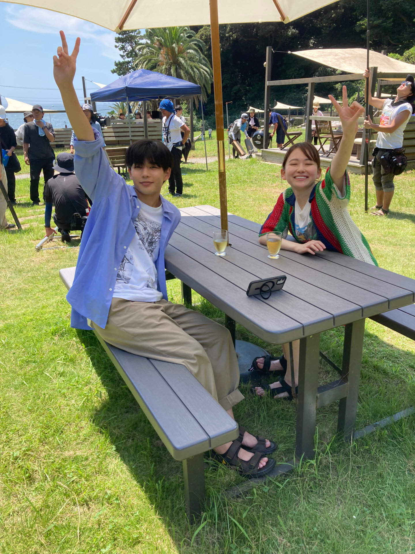 「恋に至る病」撮影現場にて。左から長尾謙杜、山田杏奈