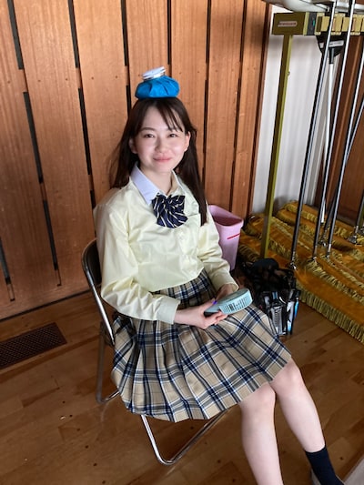 「恋に至る病」撮影にて、頭に氷のうを乗せてクールダウンする山田杏奈