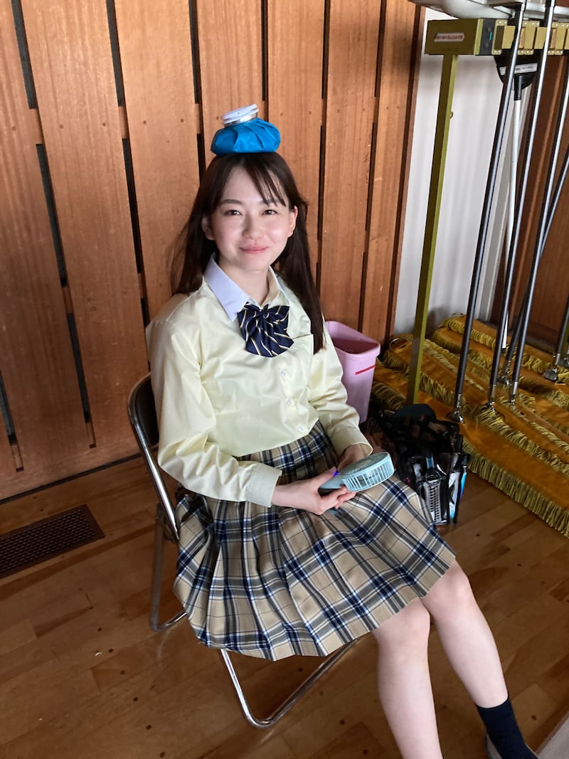 「恋に至る病」撮影にて、頭に氷のうを乗せてクールダウンする山田杏奈