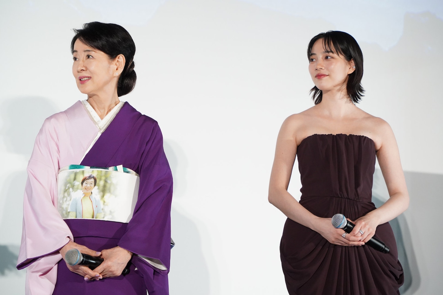 「てっぺんの向こうにあなたがいる」舞台挨拶に登壇した吉永小百合（左）、のん（右）