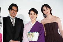 第38回東京国際映画祭での「てっぺんの向こうにあなたがいる」舞台挨拶の様子。左から阪本順治、吉永小百合、のん