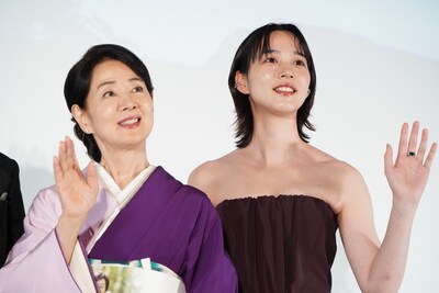 「てっぺんの向こうにあなたがいる」舞台挨拶に登壇した吉永小百合（左）、のん（右）