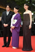 第38回東京国際映画祭のレッドカーペットイベントの様子。左から阪本順治、吉永小百合、のん