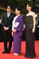 第38回東京国際映画祭のレッドカーペットイベントの様子。左から阪本順治、吉永小百合、のん