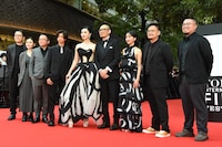 第38回東京国際映画祭のレッドカーペットイベントの様子。左4番目から順にバイ・ルンイン（白潤音）、ファン・ビンビン（范冰冰）、チョン・キット・アン（張吉安）、ナタリー・スー（許恩怡）