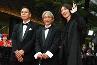 第38回東京国際映画祭のレッドカーペットイベントの様子。左からエリザベス宮地、ERO、吉井和哉