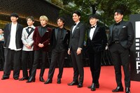 第38回東京国際映画祭のレッドカーペットイベントの様子。左から松永大司、小森隼、白濱亜嵐、数原龍友、片寄涼太、佐野玲於、中務裕太