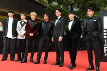 第38回東京国際映画祭のレッドカーペットイベントの様子。左から松永大司、小森隼、白濱亜嵐、数原龍友、片寄涼太、佐野玲於、中務裕太