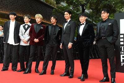 第38回東京国際映画祭のレッドカーペットイベントの様子。左から松永大司、小森隼、白濱亜嵐、数原龍友、片寄涼太、佐野玲於、中務裕太