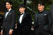 第38回東京国際映画祭のレッドカーペットイベントの様子。左から片寄涼太、佐野玲於、中務裕太