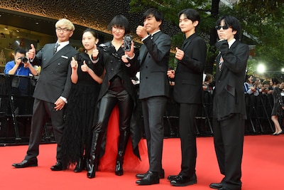 第38回東京国際映画祭のレッドカーペットイベントの様子。左から橋本太知、伊東蒼、SUZUKA、河森正治、齋藤潤、yonkey