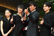 第38回東京国際映画祭のレッドカーペットイベントの様子。左から伊東蒼、SUZUKA、河森正治、齋藤潤