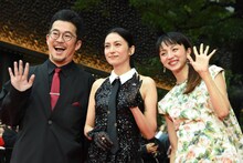 第38回東京国際映画祭のレッドカーペットイベントの様子。左から中野量太、柴咲コウ、満島ひかり