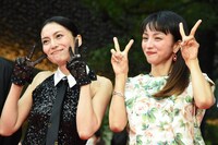 第38回東京国際映画祭のレッドカーペットイベントに参加した柴咲コウ（左）、満島ひかり（右）