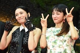 第38回東京国際映画祭のレッドカーペットイベントに参加した柴咲コウ(左)、満島ひかり(右)