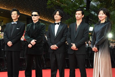 第38回東京国際映画祭のレッドカーペットイベントの様子。左から津田寛治、ACE COOL、鈴木竜也、田中偉登、大橋未歩