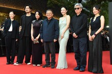 第38回東京国際映画祭のレッドカーペットイベントの様子。左からリウ・シューイー（劉淑易）、ワン・チュアンジュン（王伝君 / エリック・ワン）、リウ・ダン（劉丹）、チャン・リュル（張律）、バイ・バイハー（白百何）、フアン・ジアンシン（黄建新）、ポン・ジン（彭瑾）