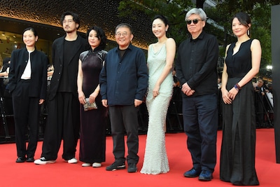第38回東京国際映画祭のレッドカーペットイベントの様子。左からリウ・シューイー（劉淑易）、ワン・チュアンジュン（王伝君 / エリック・ワン）、リウ・ダン（劉丹）、チャン・リュル（張律）、バイ・バイハー（白百何）、フアン・ジアンシン（黄建新）、ポン・ジン（彭瑾）