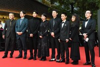 第38回東京国際映画祭のレッドカーペットイベントの様子。左から川瀬陽太、大塚信一、原田琥之佑、菜葉菜、尾関伸次、大角英夫、山崎ハコ、菊地成孔