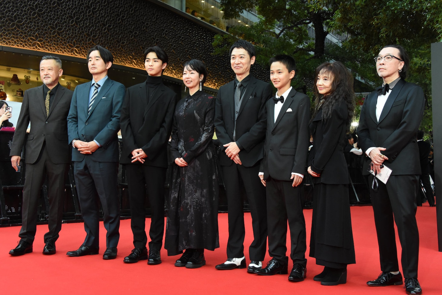 第38回東京国際映画祭のレッドカーペットイベントの様子。左から川瀬陽太、大塚信一、原田琥之佑、菜葉菜、尾関伸次、大角英夫、山崎ハコ、菊地成孔