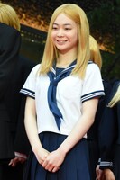 第38回東京国際映画祭のレッドカーペットイベントに参加した白鳥玉季は「金髪のウィッグをかぶってスイッチが入って新感覚でした」とコメント