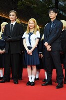 第38回東京国際映画祭のレッドカーペットイベントの様子。左から岩田剛典、白鳥玉季、坂下雄一郎