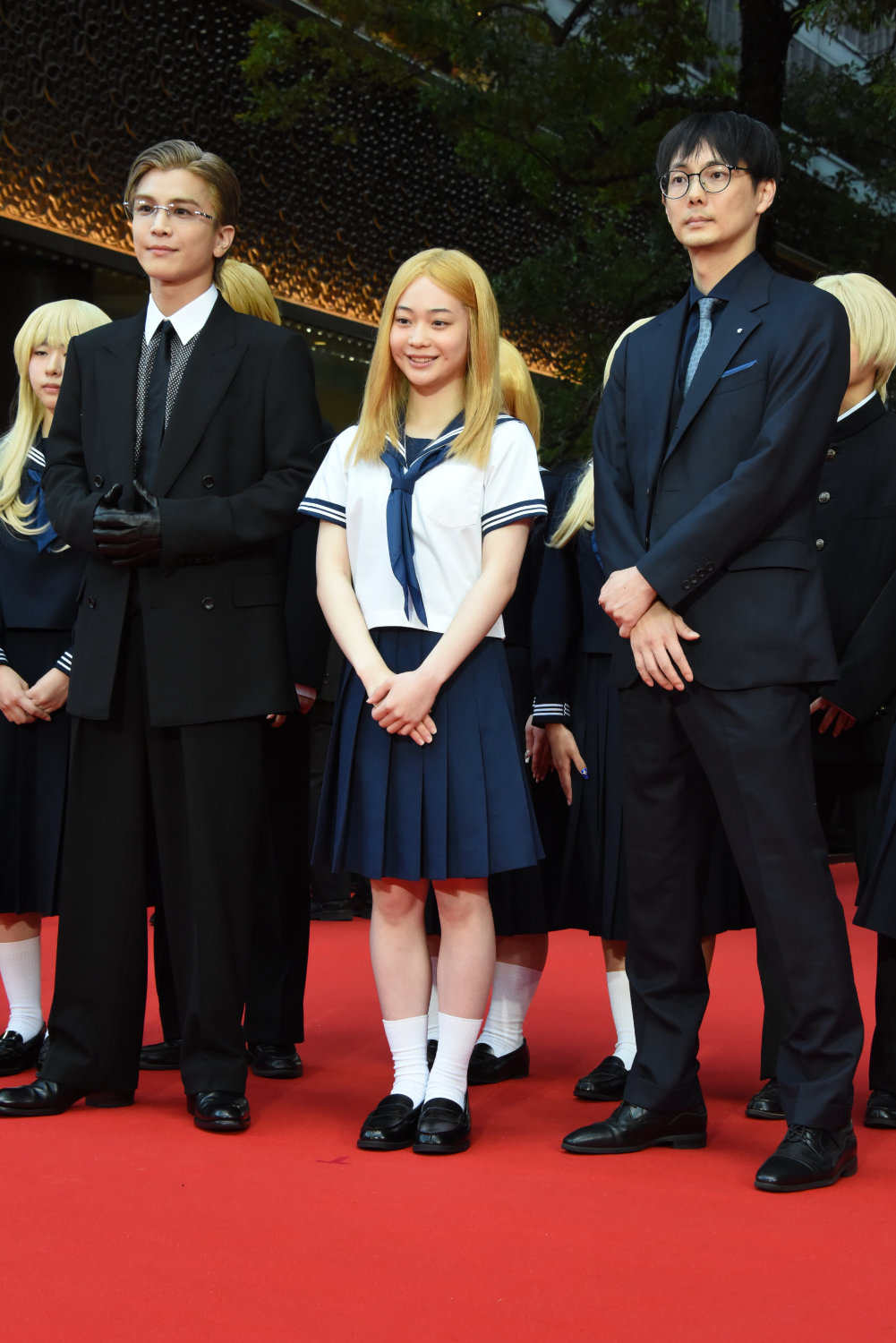 第38回東京国際映画祭のレッドカーペットイベントの様子。左から岩田剛典、白鳥玉季、坂下雄一郎