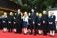 第38回東京国際映画祭のレッドカーペットイベントの様子。手前左から岩田剛典、白鳥玉季、坂下雄一郎。奥がエキストラの金髪集団