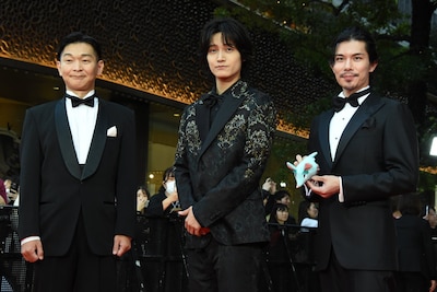 第38回東京国際映画祭のレッドカーペットイベントの様子。左から髙橋渉、佐野晶哉、柿澤勇人