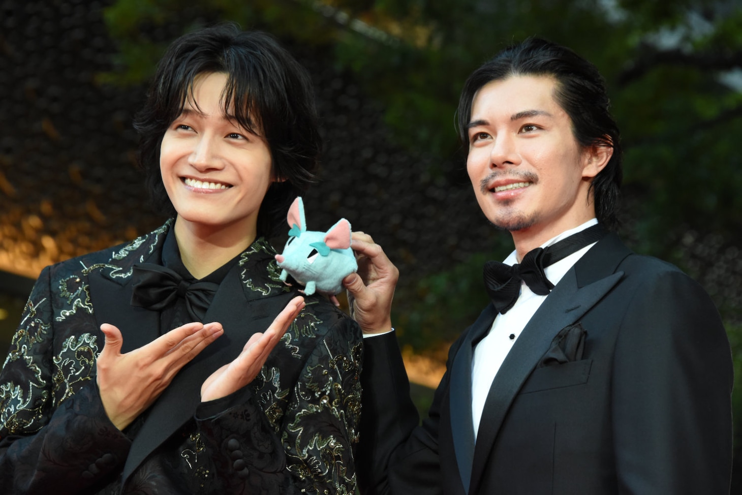 第38回東京国際映画祭のレッドカーペットイベントに参加した佐野晶哉（左）、柿澤勇人（右）