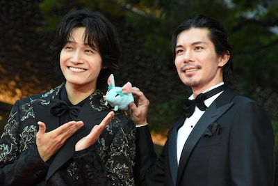 第38回東京国際映画祭のレッドカーペットイベントに参加した佐野晶哉（左）、柿澤勇人（右）